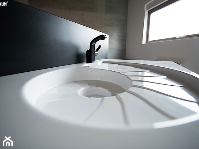 Designerska umywalka w kształcie amonitu.
