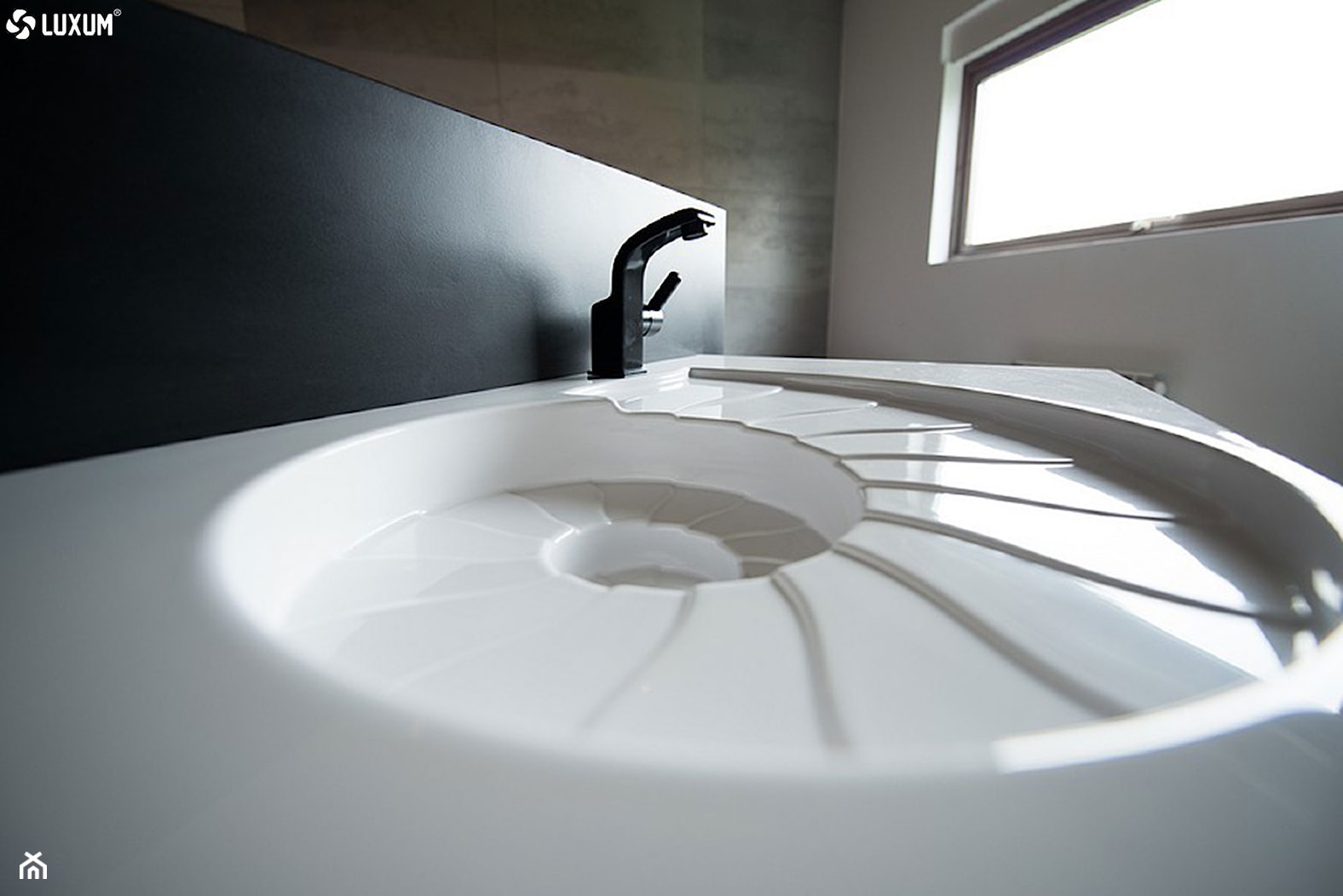 Designerska umywalka w kształcie amonitu. - Łazienka, styl nowoczesny - zdjęcie od Luxum - Homebook