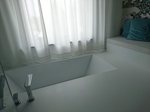 Pokój kąpielowy z wpuszczoną geometryczną wanną. - zdjęcie od Luxum
