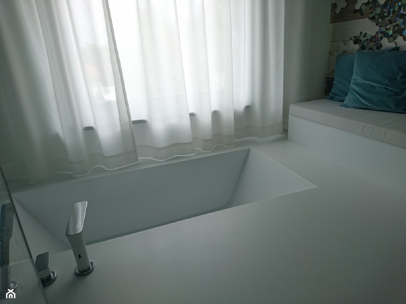 Pokój kąpielowy z wpuszczoną geometryczną wanną. - zdjęcie od Luxum - Homebook