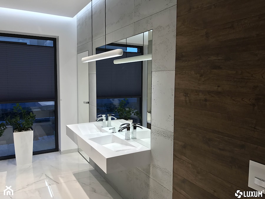 Nowoczesna łazienka z wyposażeniem od Luxum - zdjęcie od Luxum