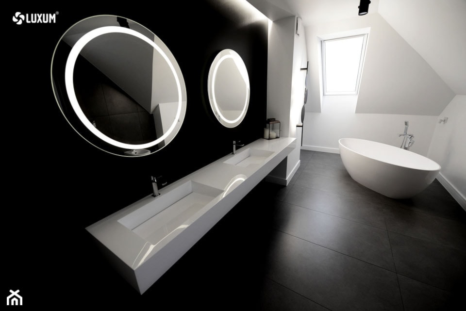 Wyposażenie łazienek Luxum. Umywalka podwójna z blatem i wanna wolnostojąca. - zdjęcie od Luxum - Homebook