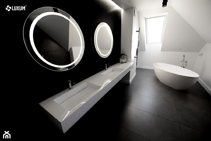 Wyposażenie łazienek Luxum. Umywalka podwójna z blatem i wanna wolnostojąca. - zdjęcie od Luxum