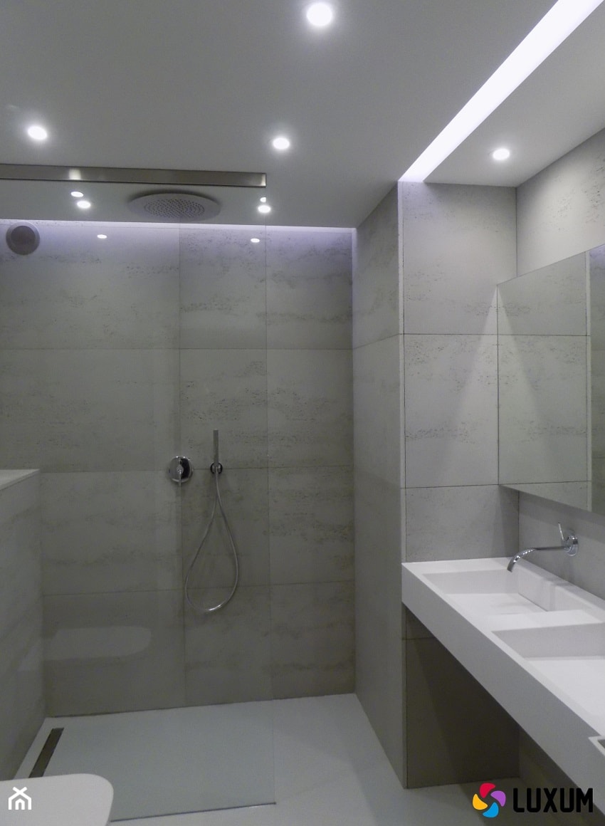 Nowoczesna łazienka - minimalistyczna aranżacja z betonem architektonicznym i umywalką podwójną na miarę - zdjęcie od Luxum