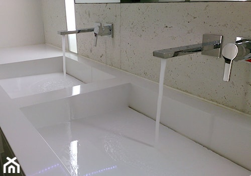 Umywalka z odpływem liniowym i beton architektoniczny w łazience. - zdjęcie od Luxum