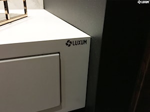 Minimalistyczna umywalka z odpływem liniowym - zdjęcie od Luxum