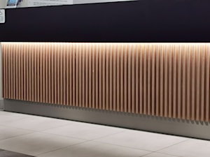 Lamelki drewniane są głównym elementem na ścianie - przyciągają wzrok i nadają szyku - zdjęcie od Luxum