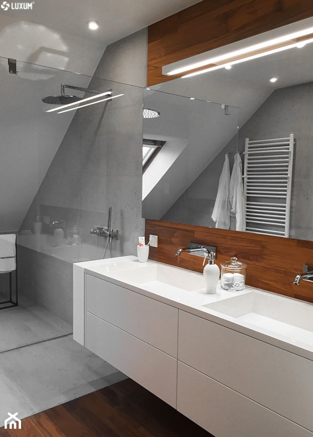 Nowoczesna łazienka z podwójną umywalką na wymiar - zdjęcie od Luxum - Homebook