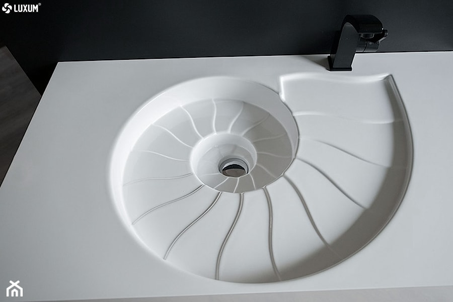 Designerska umywalka w kształcie amonitu. - Łazienka, styl nowoczesny - zdjęcie od Luxum