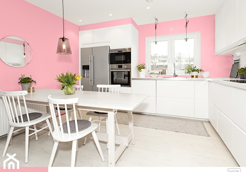 Aranżacje - Średnia otwarta z salonem biała różowa z zabudowaną lodówką z lodówką wolnostojącą z nablatowym zlewozmywakiem kuchnia w kształcie litery l z oknem - zdjęcie od Śnieżka
