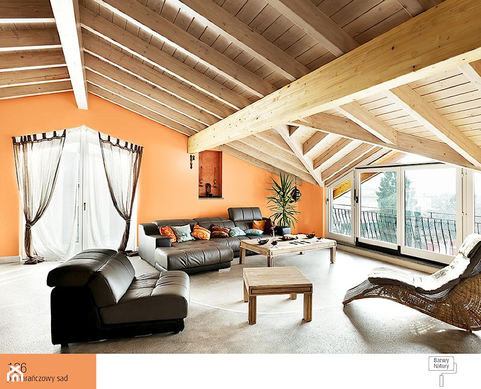 salon na poddaszu, skórzany zestaw wypoczynkowy, salon w stylu boho, wiklinowy fotel, pomarańczowa ściana