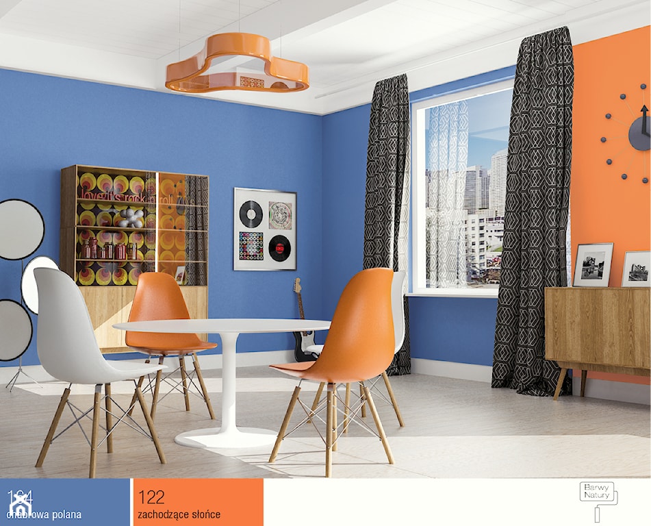 niebiesko-pomarańczowe ściany, okrągły stół, pomarańczowe krzesła, drewniana komoda