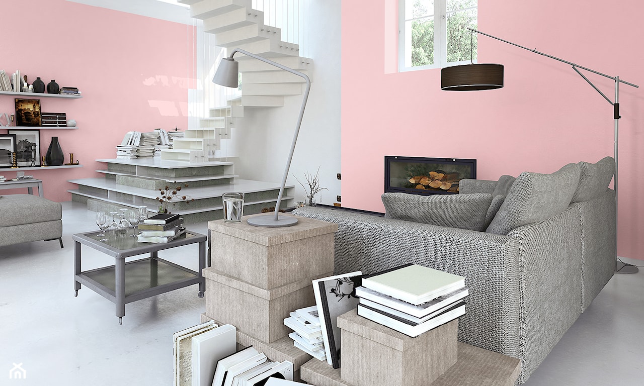 różowa ściana w salonie, biała podłoga, szara sofa, kominek, białe schody