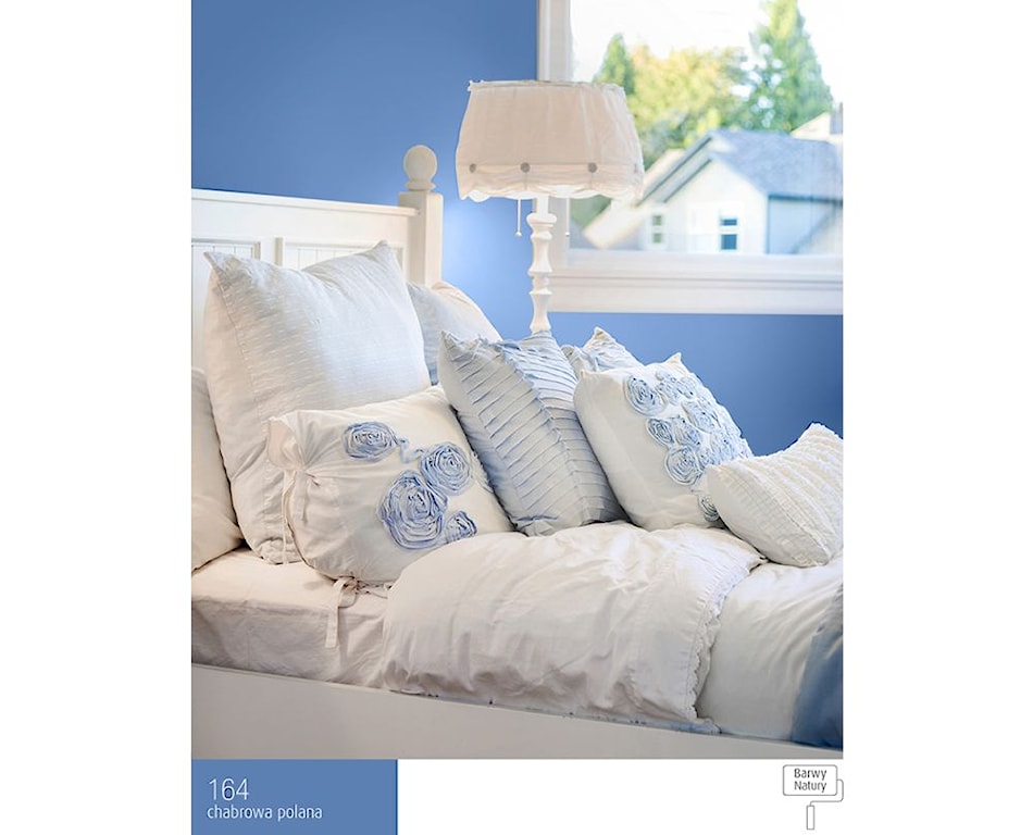 błękitna sypialnia w stylu rustykalnym, niebieskie ściany
