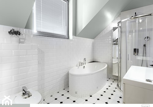 Aranżacje - Średnia na poddaszu łazienka z oknem, styl tradycyjny - zdjęcie od Śnieżka