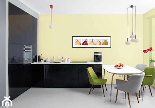 Aranżacje - Średnia zamknięta z kamiennym blatem żółta z zabudowaną lodówką z lodówką wolnostojącą z nablatowym zlewozmywakiem kuchnia w kształcie litery l z oknem, styl minimalistyczny - zdjęcie od Śnieżka