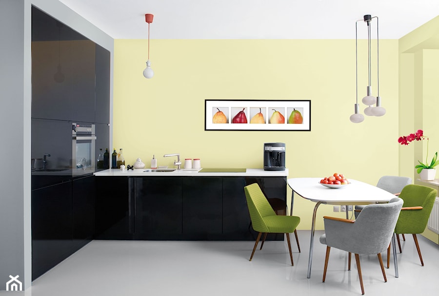 Aranżacje - Średnia zamknięta z kamiennym blatem żółta z zabudowaną lodówką z lodówką wolnostojącą z nablatowym zlewozmywakiem kuchnia w kształcie litery l z oknem, styl minimalistyczny - zdjęcie od Śnieżka
