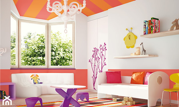 pokój dziecka z pomarańczowo-różowym sufitem, okrągły stolik na fioletowych nogach