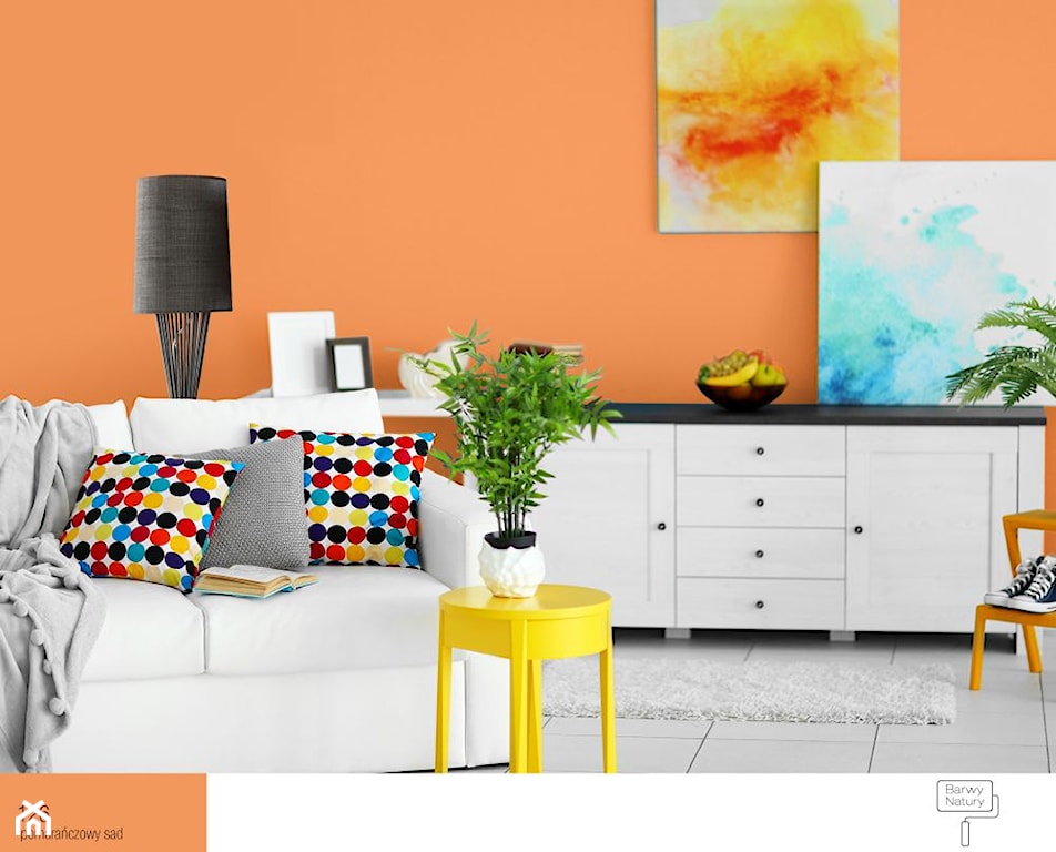 pomarańczowa ściana i białe meble w salonie