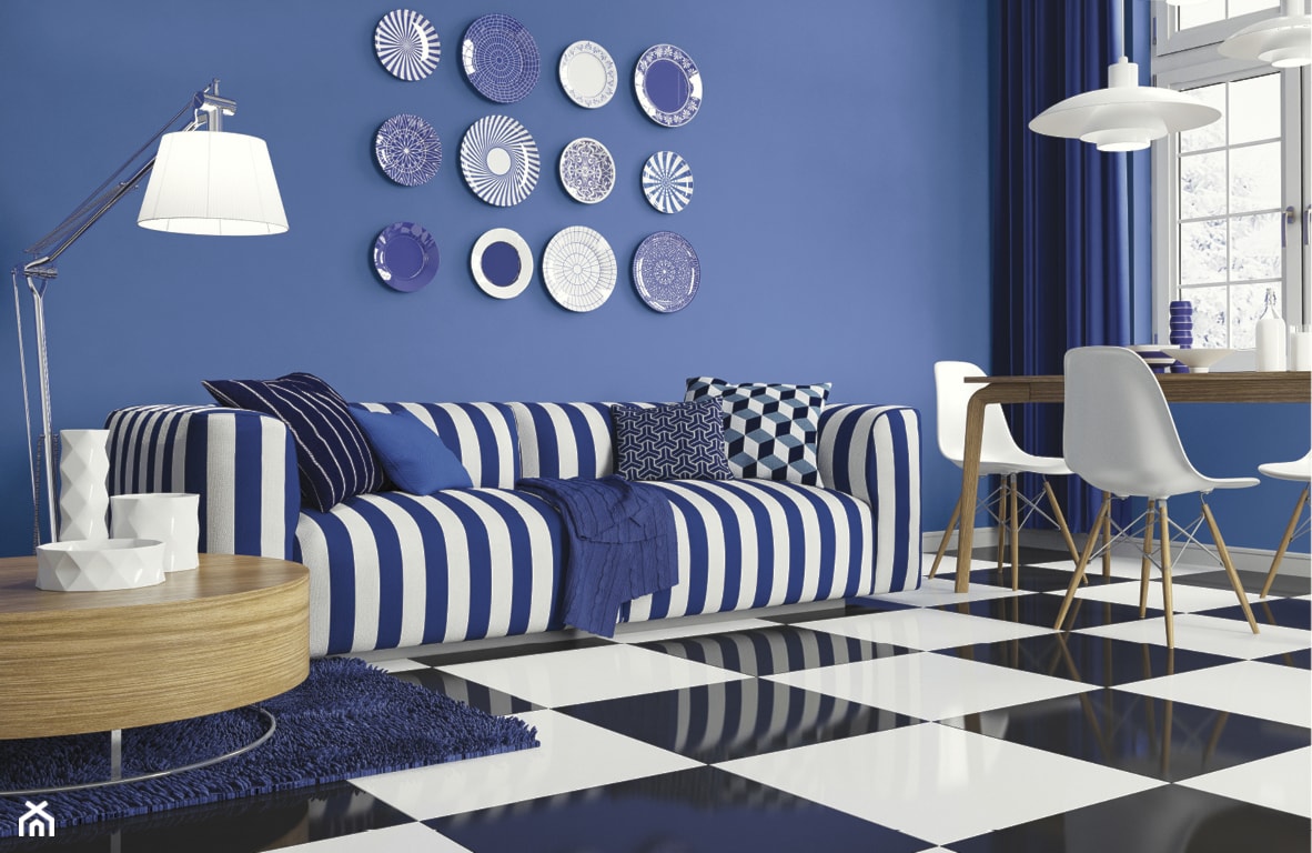 salon w odcieniach niebieskiego, niebieska ściana, sofa w pasy