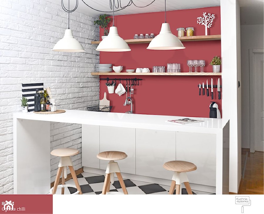 Wisienka na torcie. - Mała otwarta biała czerwona z lodówką wolnostojącą kuchnia jednorzędowa, styl skandynawski - zdjęcie od Śnieżka