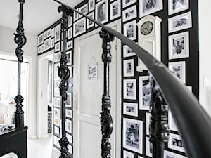 Przedpokój z galerią oraz oryginalne schody angielskie - zdjęcie od Tailormade