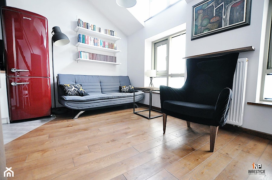 Mieszkanie z antresolą - Mały biały salon, styl skandynawski - zdjęcie od INP Wnętrza