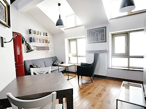 Mieszkanie z antresolą - Mały biały szary salon z kuchnią z jadalnią, styl skandynawski - zdjęcie od INP Wnętrza