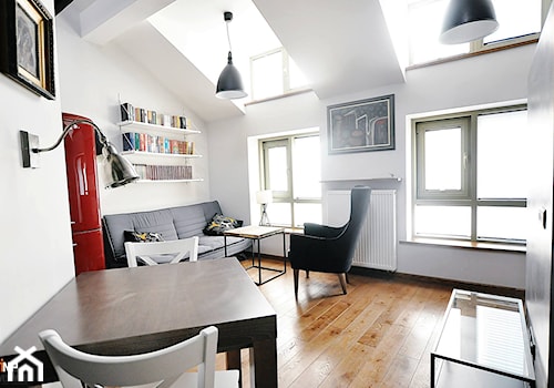 Mieszkanie z antresolą - Mały biały szary salon z kuchnią z jadalnią, styl skandynawski - zdjęcie od INP Wnętrza