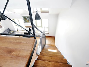 Mieszkanie z antresolą - Schody jednobiegowe drewniane metalowe, styl skandynawski - zdjęcie od INP Wnętrza