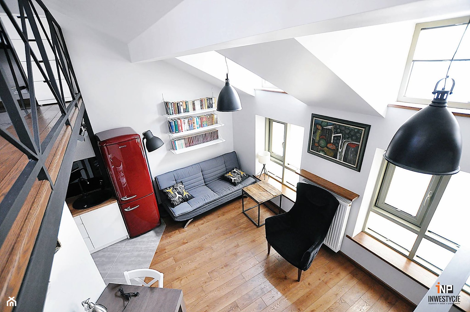 Mieszkanie z antresolą - Mały biały salon z kuchnią z jadalnią z antresolą z bibiloteczką, styl skandynawski - zdjęcie od INP Wnętrza - Homebook