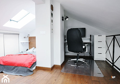 Mieszkanie z antresolą - Małe białe biuro, styl skandynawski - zdjęcie od INP Wnętrza