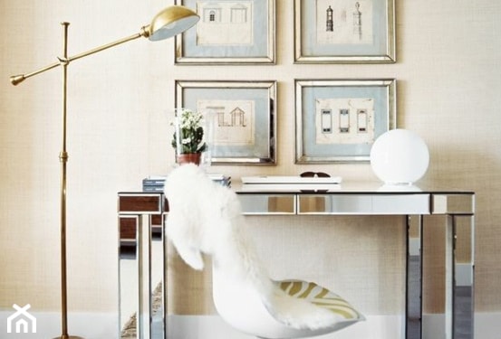 beżowe ściany, srebrne biurko, złota lampa podłogowa