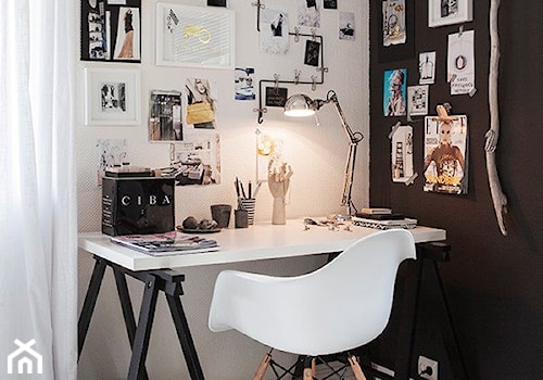 Małe białe czarne z fotografiami na ścianie biuro, styl skandynawski - zdjęcie od Judyta