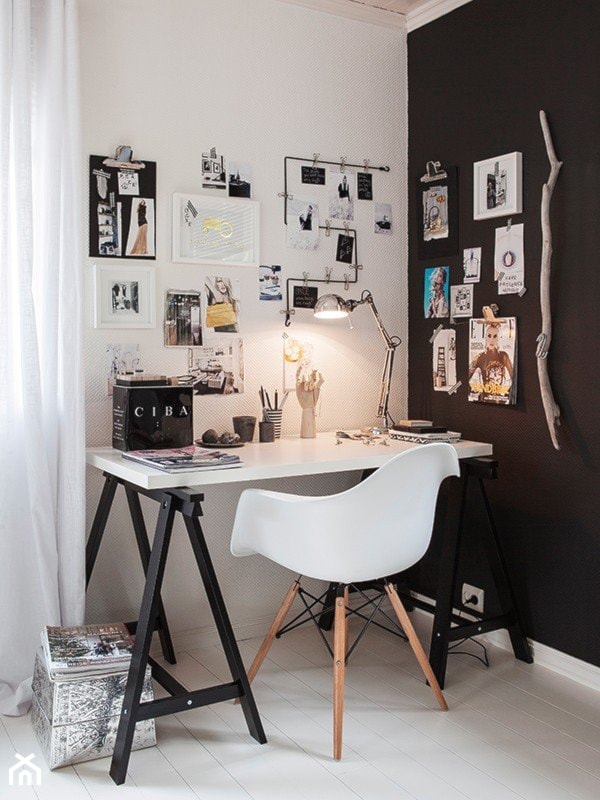 Małe białe czarne z fotografiami na ścianie biuro, styl skandynawski - zdjęcie od Judyta