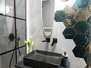 Łazienka szara z płytkami heksagonalnymi - zdjęcie od EMKU