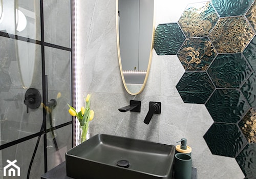 Łazienka szara z płytkami heksagonalnymi - zdjęcie od EMKU