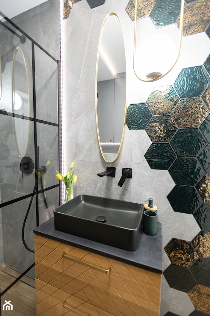 Łazienka szara z płytkami heksagonalnymi - zdjęcie od EMKU - Homebook