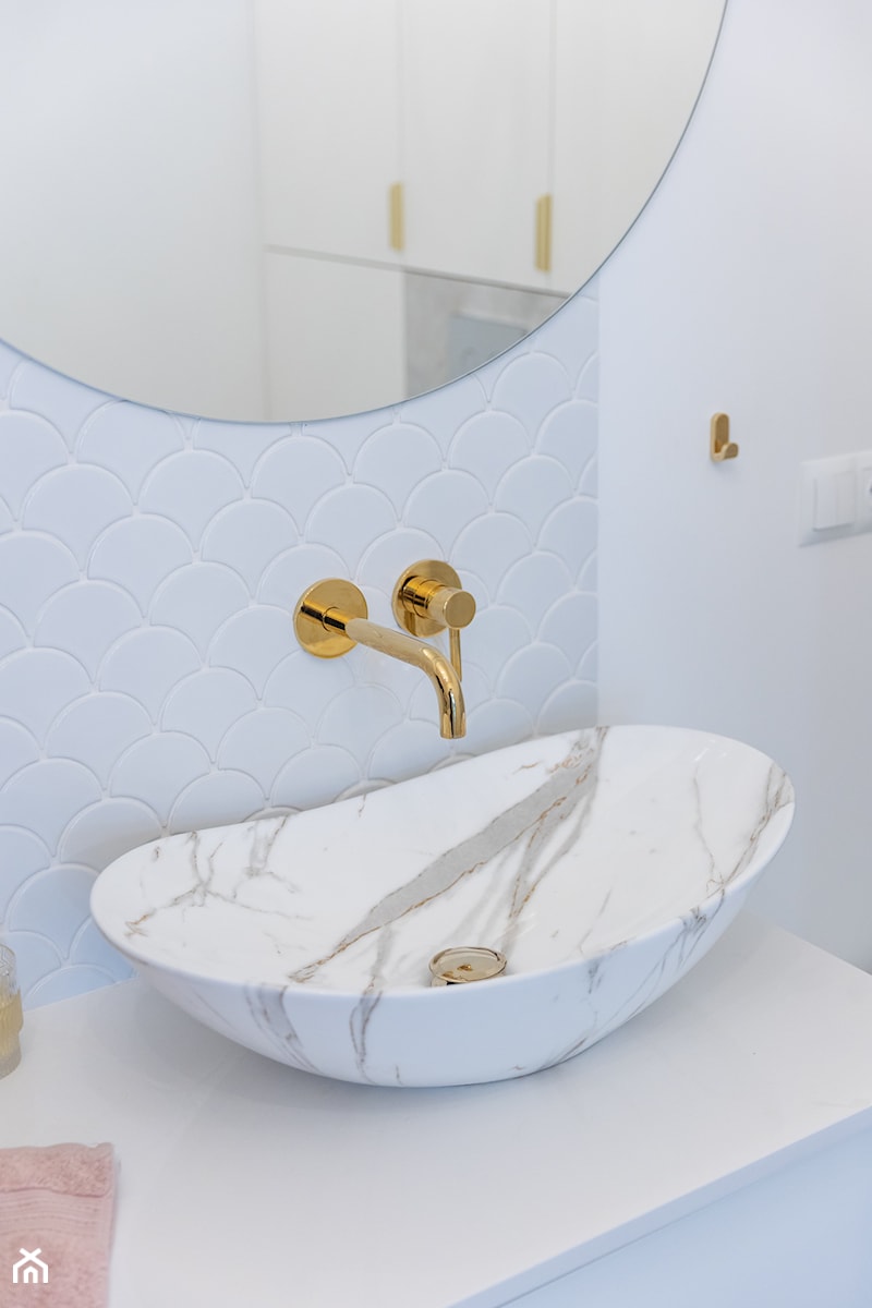 Łazienka biała z mozaiką - zdjęcie od EMKU