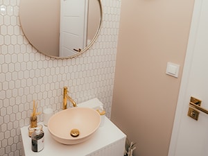 Łazienka w salonie bety w kolorze biało różowym - zdjęcie od EMKU