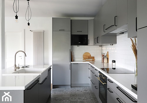 Mieszkanie AL - Duża otwarta z kamiennym blatem biała z zabudowaną lodówką z nablatowym zlewozmywakiem kuchnia w kształcie litery l z wyspą lub półwyspem, styl minimalistyczny - zdjęcie od Agnieszka Lisek architekt wnętrz
