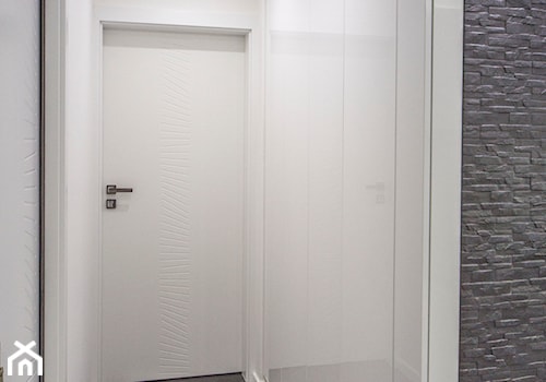 Mały biały z marmurem na podłodze hol / przedpokój, styl minimalistyczny - zdjęcie od Maldekor Mariusz Gąsiorowski