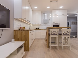 Mieszkanie Będzin 62 - Mały biały szary salon z kuchnią z jadalnią, styl skandynawski - zdjęcie od Maldekor Mariusz Gąsiorowski