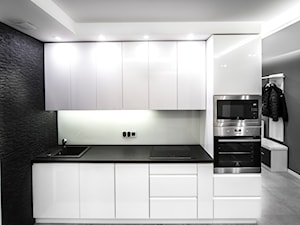 Mała biała czarna z zabudowaną lodówką z nablatowym zlewozmywakiem kuchnia jednorzędowa, styl minimalistyczny - zdjęcie od Maldekor Mariusz Gąsiorowski