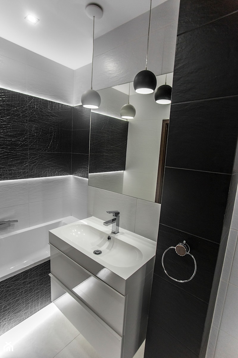 Aranżacja biało-czarnej łazienki, nowoczesna i elegancka. - Łazienka - zdjęcie od Maldekor Mariusz Gąsiorowski