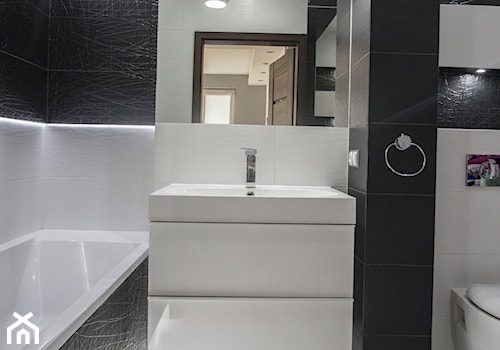 Aranżacja biało-czarnej łazienki, nowoczesna i elegancka. - zdjęcie od Maldekor Mariusz Gąsiorowski