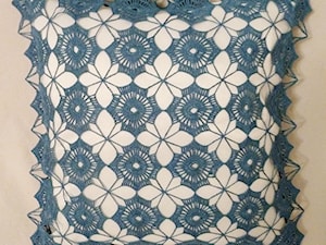 Poszewka na szafirowa niebieska ręcznie wykonana na szydełku - zdjęcie od ManufakturaRękodzieła