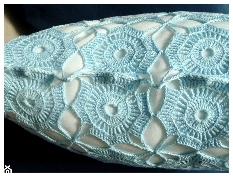 Poszewka na poduszkę niebieska ręcznie wykonana na szydełku - zdjęcie od ManufakturaRękodzieła - Homebook