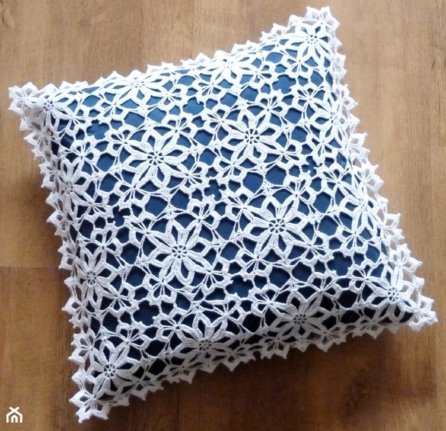Poszewka na poduszkę biała ręcznie wykonana na szydełku - zdjęcie od ManufakturaRękodzieła - Homebook