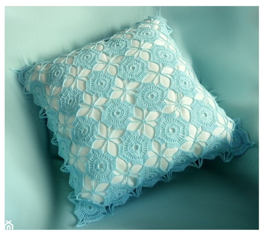 Poszewka na poduszkę niebieska ręcznie wykonana na szydełku - zdjęcie od ManufakturaRękodzieła - Homebook